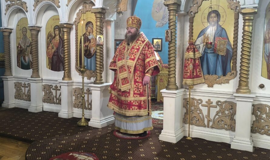 Преосвященнейший Петр, епископ Кудымкарский и Верещагинский совершил ночную Божественную литургию в Никольском кафедральном соборе г. Кудымкар