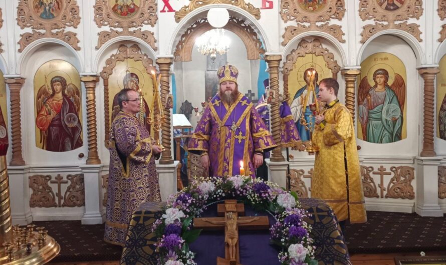 Архиерейское всенощное бдение с выносом Святого Креста