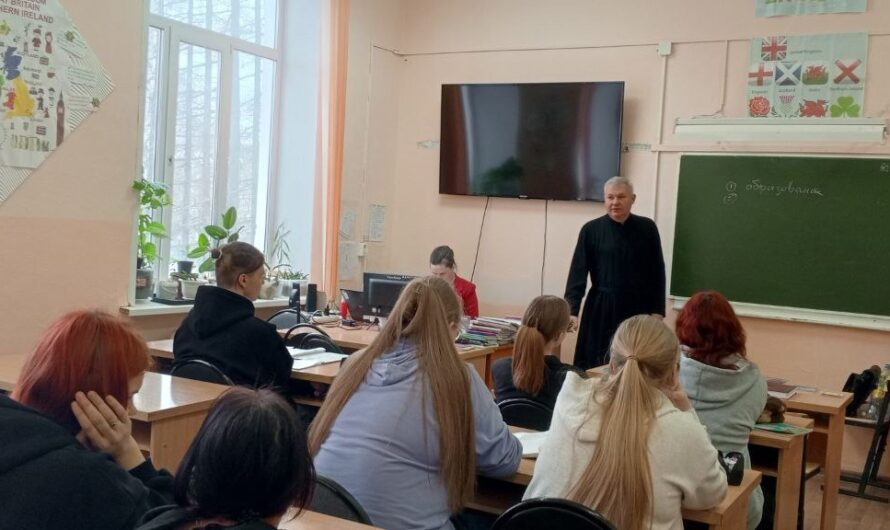 Представители епархии посетили Кудымкарский педагогический колледж