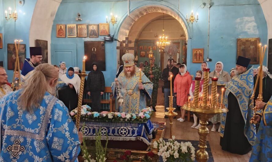 Епископ Петр совершил утреню с чином Погребения Пресвятой Богородицы.
