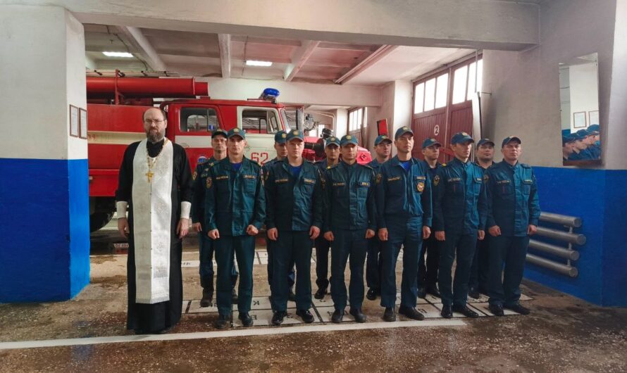 Молебное пение и освящение техники пожаротушения в 14 пожарно-спасательном отряде г. Кудымкара.