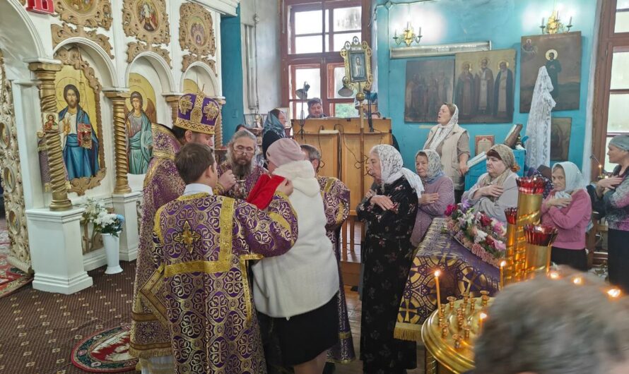 Владыка Петр совершил Божественную литургию в праздник Воздвижения Креста Господня