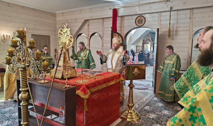 Епископ Петр совершил Божественную литургию в Александро-Невском храме г. Верещагино