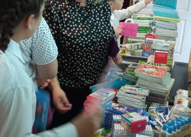 Добрая традиция — помогать детям к школе.