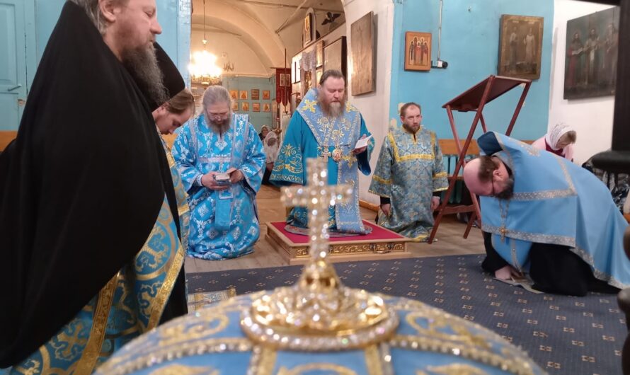 Епископ Петр совершил богослужение в Никольском кафедральном соборе