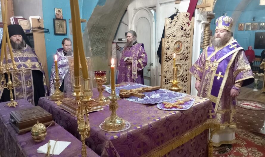 Архиерейское богослужение в канун праздника Воздвижения Креста Господня.