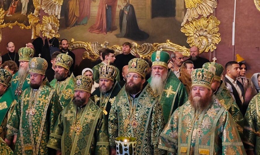 Епископ Петр принял участие в соборном служении Божественной литургии в Троице-Сергиевой Лавре в день памяти преподобного Сергия, игумена Радонежского