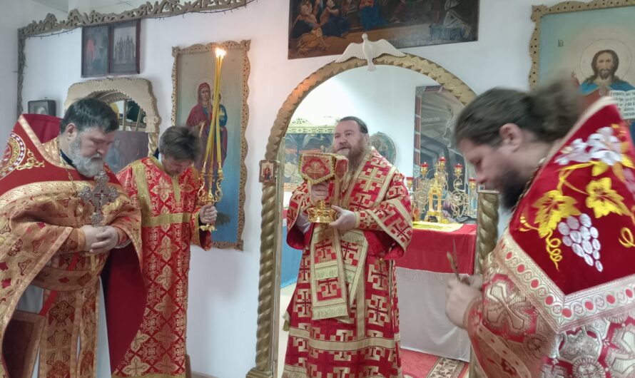 Епископ Петр совершил Божественную литургию в храме поселка Майкор
