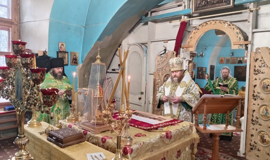 Епископ Петр совершил Божественную литургию в Никольском кафедральном соборе г. Кудымкара