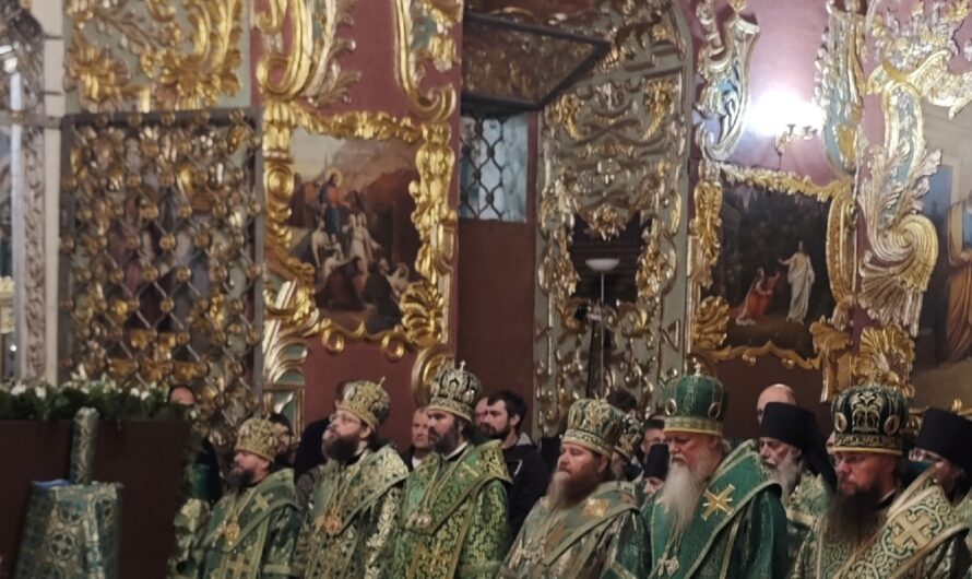 Епископ Петр молился за вечерним богослужением в Троице-Сергиевой лавре