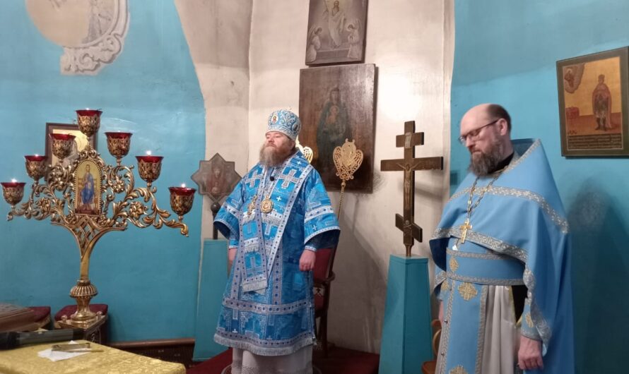 Божественная литургия в день празднования Шу́йской-Смоле́нской иконы Божией Матери