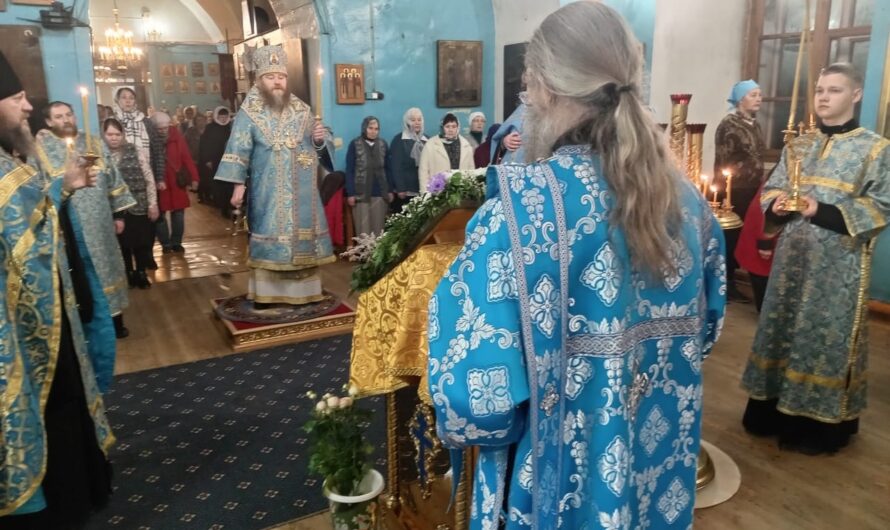 Епископ Петр возглавил вечернее богослужение в канун празднования Казанской иконы Пресвятой Богородицы