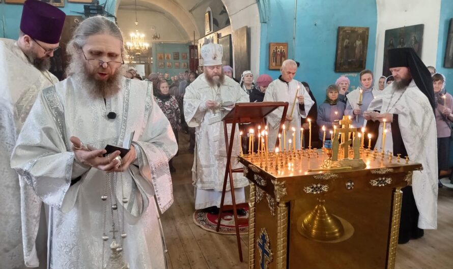 Епископ Петр совершил заупокойную Божественную литургию