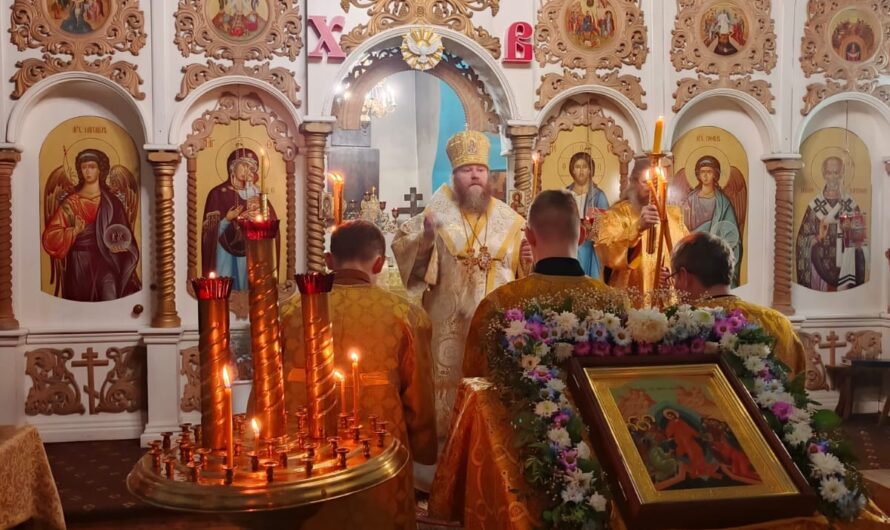 Епископ Петр возглавил вечернее богослужение в Никольском кафедральном соборе