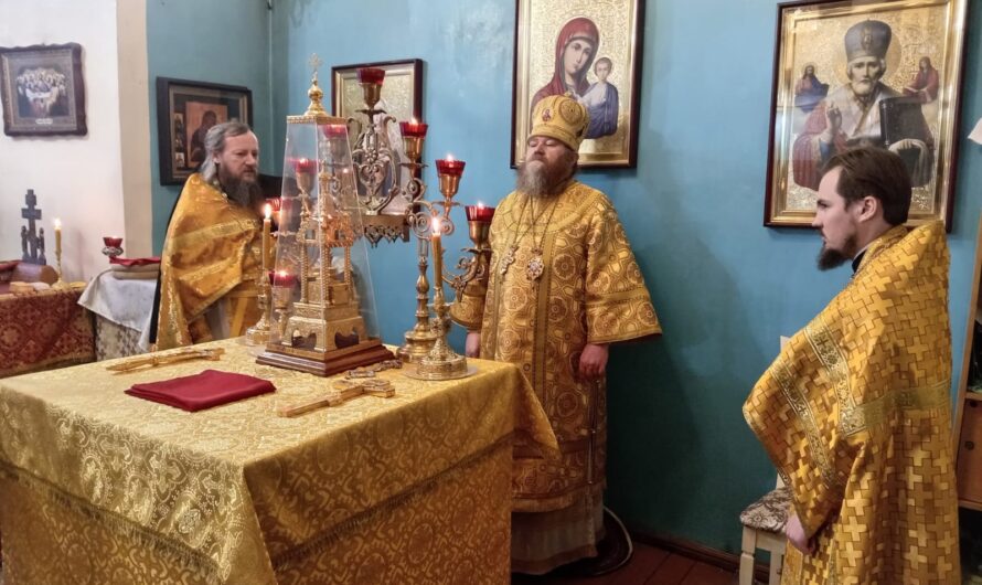 Епископ Петр совершил Божественную литургию в Никольском кафедральном соборе