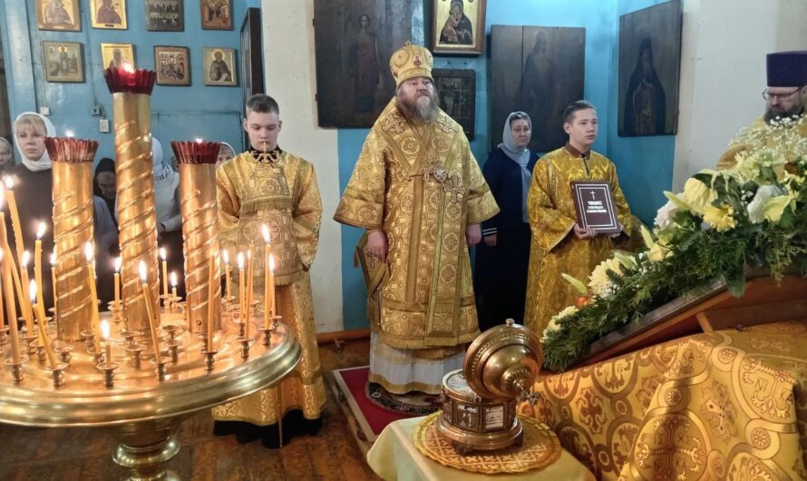 Епископ Петр совершил Божественную литургию в Никольском кафедральном соборе