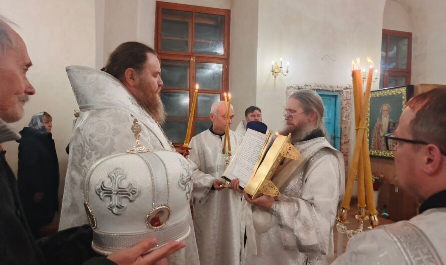 Епископ Кудымкарский и Верещагинский Петр совершил Великое повечерие с литией и утреню с полиелеем