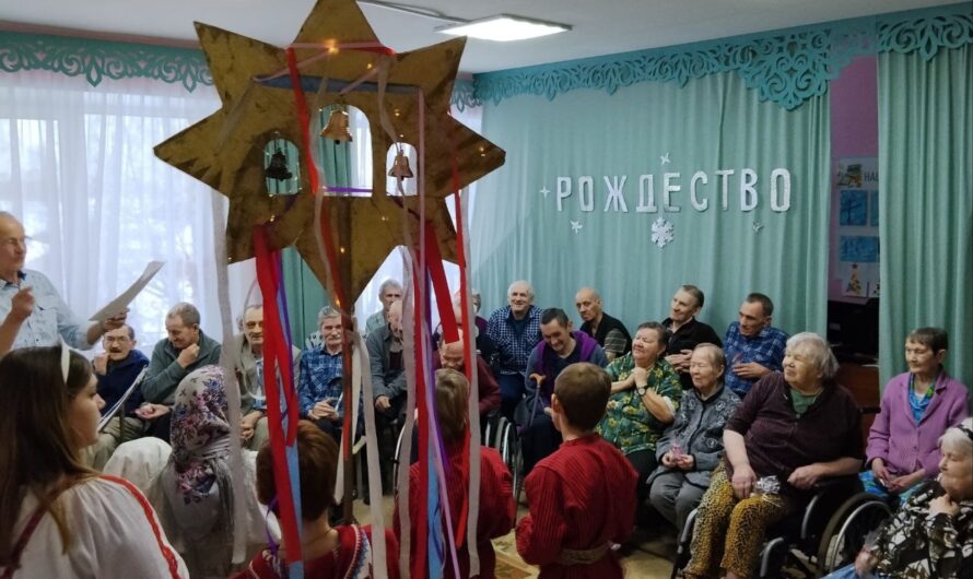 Православная молодёжь села Сретенского поздравили проживающих и сотрудников Пермского центра социального обслуживания с светлым праздником Рождества.