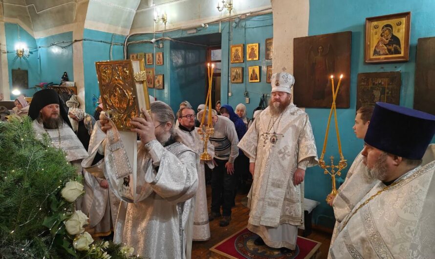 Епископ Петр совершил Великие часы и вечерню в соединении с литургией святителя Василия Великого в Навечерие праздника Рождества Христова