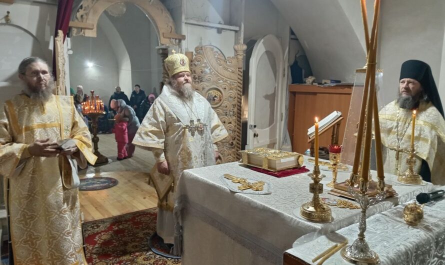 Епископ Кудымкарский и Верещагинский Петр совершил Великую вечерню праздника Рождества Христова