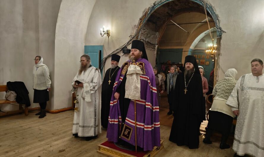 Епископ Кудымкарский и Верещагинский Петр совершил в Никольском кафедральном соборе г. Кудымкара богослужение Крещенского Сочельника