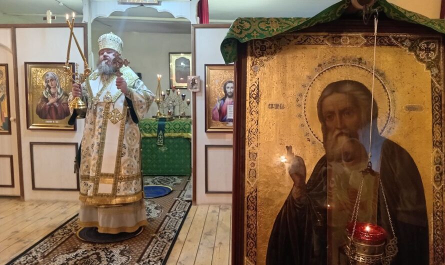 Епископ Кудымкарский и Верещагинский Петр совершил Божественную литургию в храме, посвященном святому старцу Серафиму пос. Северный Коммунар