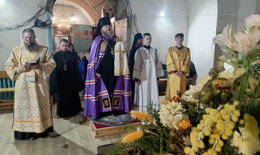 В Неделю по Рождестве Христовом епископ Петр совершил Божественную литургию в Никольском соборе Кудымкара
