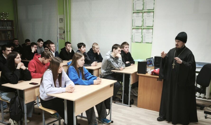 В Кудымкарском педагогическом колледже прошли уроки о важном.