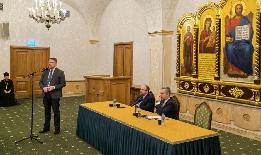 В Патриаршем зале кафедрального соборного Храма Христа Спасителя в рамках XXXIV Международных Рождественских образовательных чтений состоялась встреча председателя Синодального отдела по взаимоотношениям Церкви с обществом