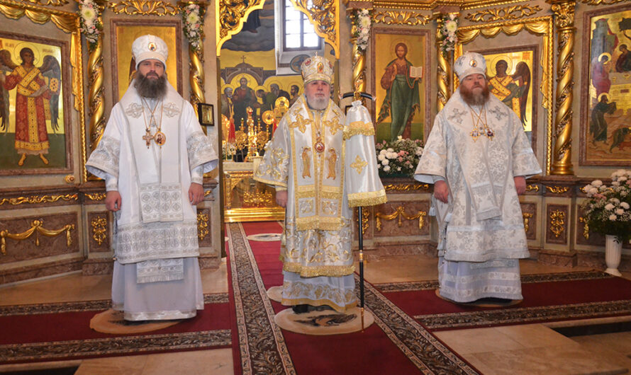Епископ Кудымкарский и Верещагинский Петр сослужил Главе Пермской митрополии за Божественной литургией в Свято-Троицком кафедральном соборе г. Перми