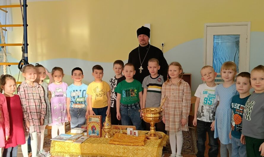 Священник провел встречу в детском саду