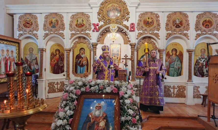 Епископ Петр совершил утреню с полиелеем в Никольском кафедральном соборе