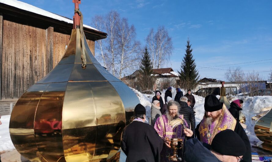 Водружение Креста на купол строящегося храма, во имя великомученика Георгия Победоносца, села Юсьва