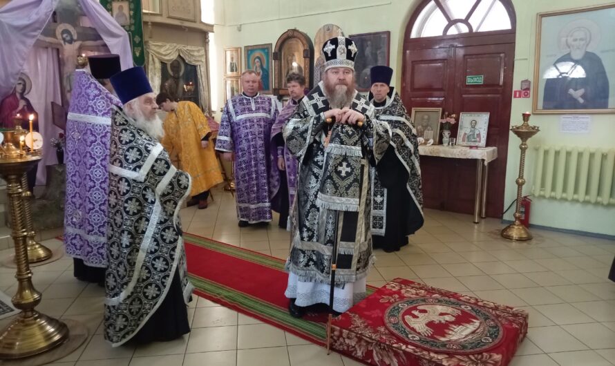 Епископ Петр совершил вечерню с чтением акафиста Страстям Господним (Пассию) в Никольском храм Уральска