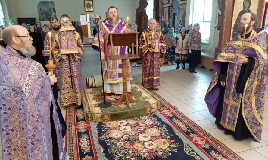 Служба Похвалы Пресвятой Богородицы торжественно совершена в храме Александра Невского г. Верещагино