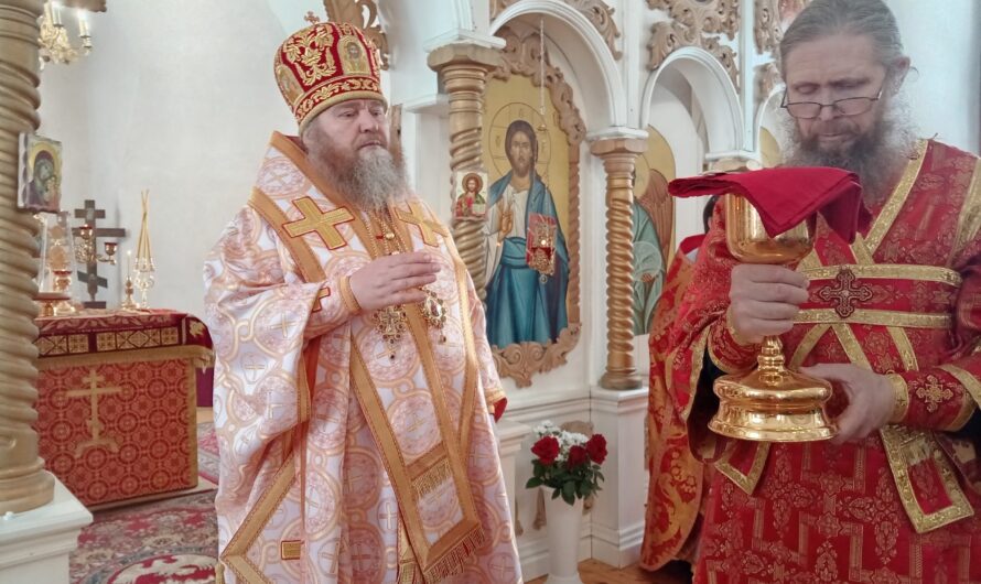 В праздник Радоницы, епископ Петр совершил Божественную литургию в Никольском кафедральном соборе г. Кудымкара