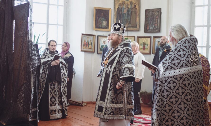 В храме святителя Тихона, епископа Амафунтского с. Карагай, совершена Великая вечерня с акафистом Страстям Христовым