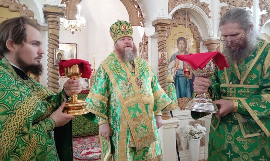 В праздник Входа Господня в Иерусалим епископ Кудымкарский и Верещагинский Петр совершил Божественную литургию в Никольском кафедральном соборе Кудымкара