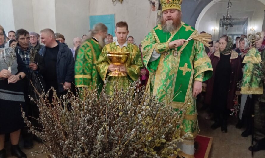 Накануне цветоносной Недели епископ Петр совершил воскресное бдение в Никольском кафедральном соборе Кудымкара