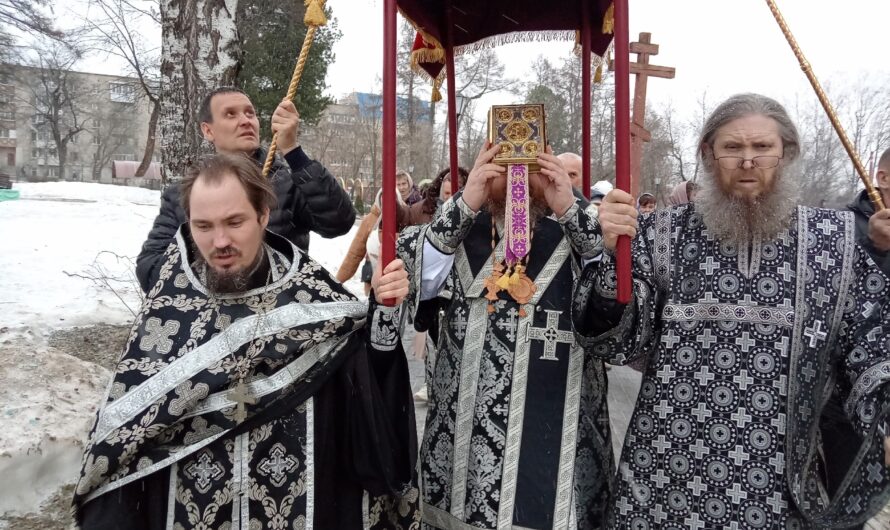 Епископ Петр совершил Утреню Великой Субботы с чином погребения Плащаницы в Никольском кафедральном соборе Кудымкара