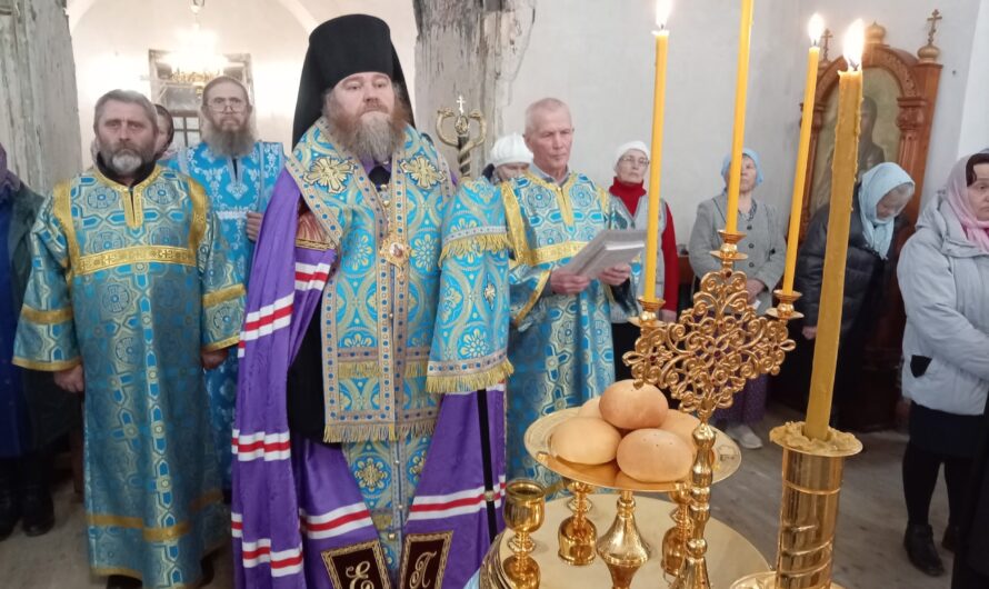 В канун праздника Благовещения Пресвятой Богородицы, епископ  Петр совершил всенощное бдение