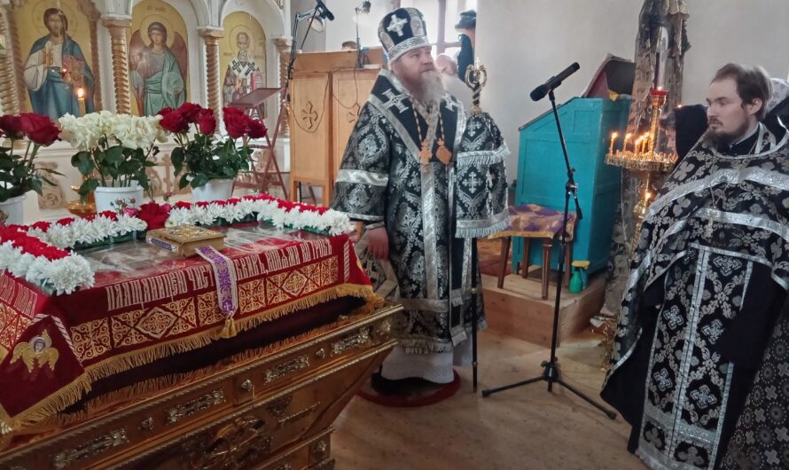 В Великую Пятницу епископ Петр совершил Вечерню с чином выноса Плащаницы в Никольском кафедральном соборе Кудымкара
