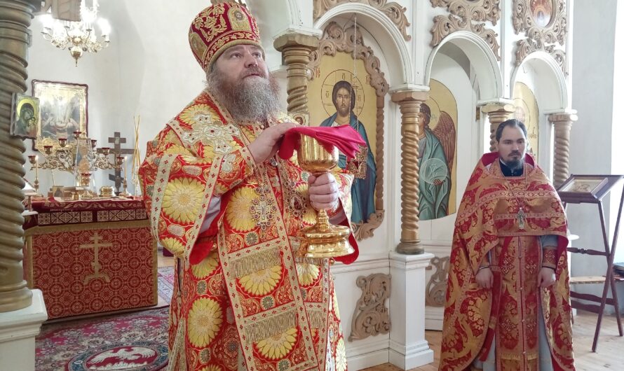 В день отдания праздника Пасхи и предпразднства Вознесения Господня, епископ Кудымкарский и Верещагинский Петр, совершил Божественную литургию пасхальным чином в Никольском кафедральном соборе г. Кудымкара.
