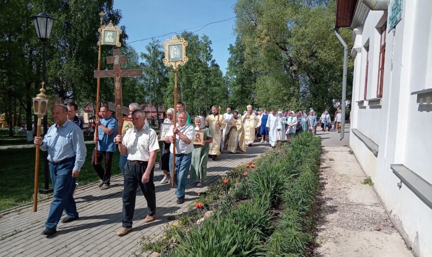 В день памяти перенесения мощей святителя и чудотворца Николая из Мир Ликийских в Бар, епископ Петр совершил Божественную литургию в Никольском кафедральном соборе г. Кудымкара