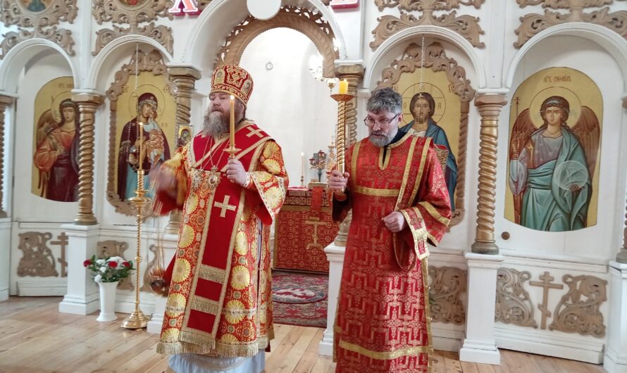Епископ Петр совершил вечернее богослужение в Никольском кафедральном соборе