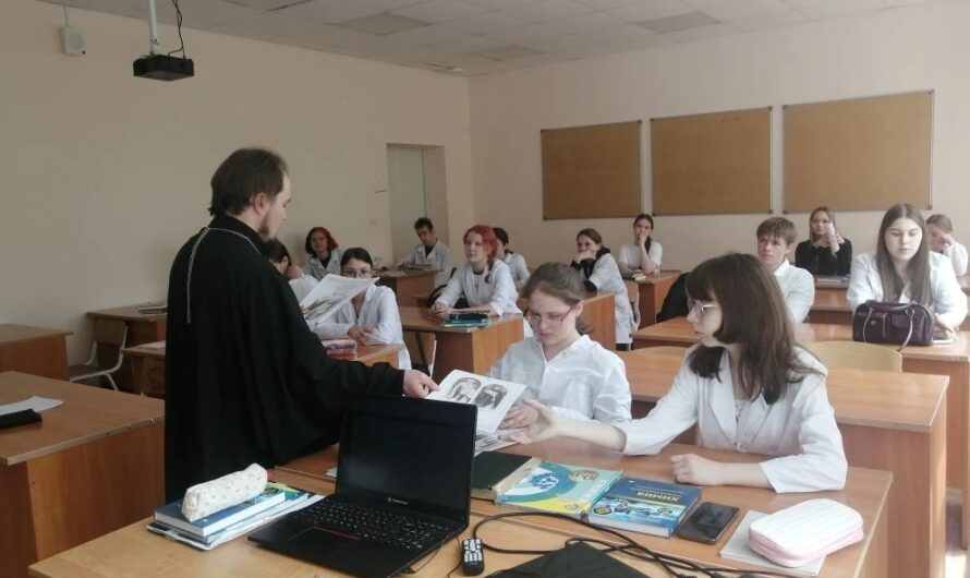 Встреча со священнослужителем в Кудымкарском медицинском училище