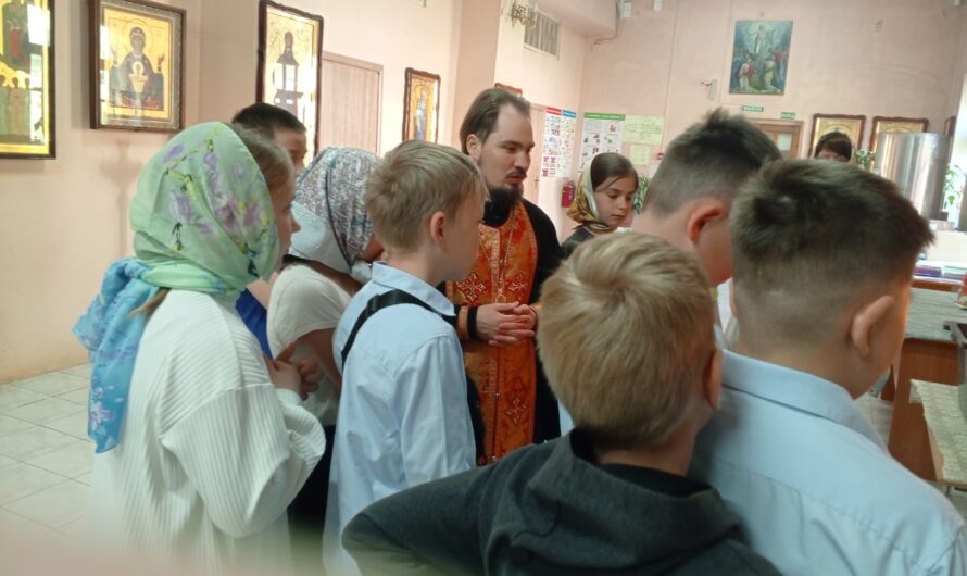Экскурсия детей в Никольском Кафедральном соборе г. Кудымкара