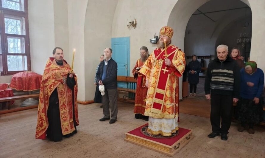 В канун в Недели 5-й по Пасхе, епископ  Петр совершил Всенощное бдение в Никольском кафедральном соборе г. Кудымкара.
