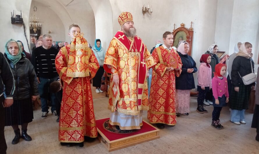 В Неделю 4-ю по пасхе епископ Петр совершил Божественную литургию в Никольском кафедральном соборе