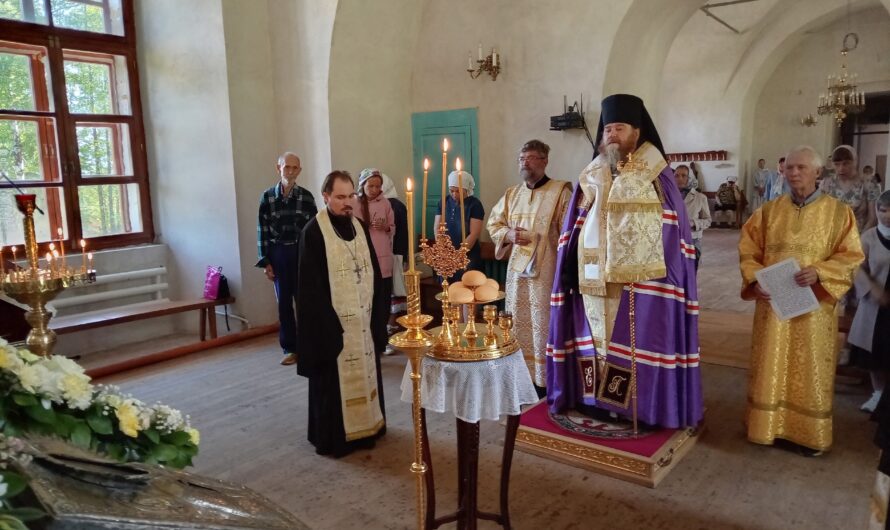 Накануне дня памяти перенесения мощей святителя и чудотворца Николая из Мир Ликийских в Бари , епископ Петр совершил всенощное бдение в Никольском кафедральном соборе г. Кудымкара